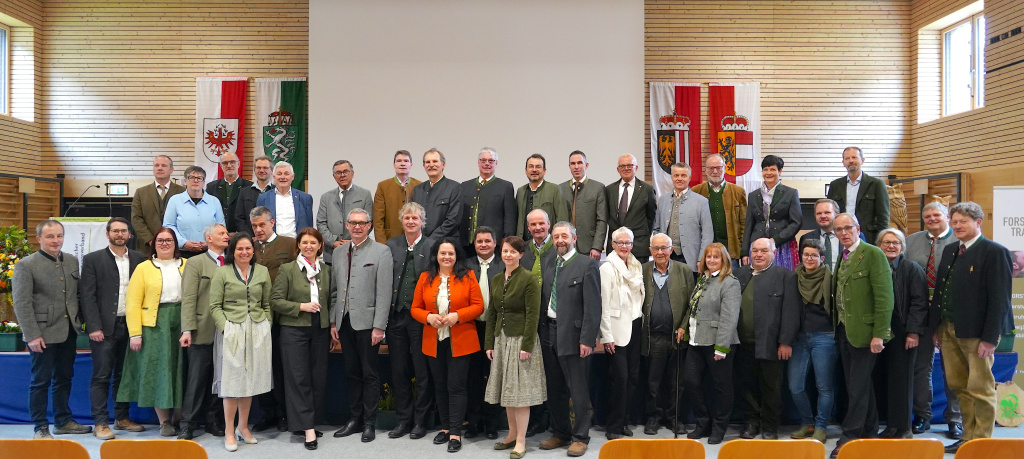Gruppenbild der Teilnehmer einer ÖEFV-Generalversammlung in einem Saal mit Landesfahnen